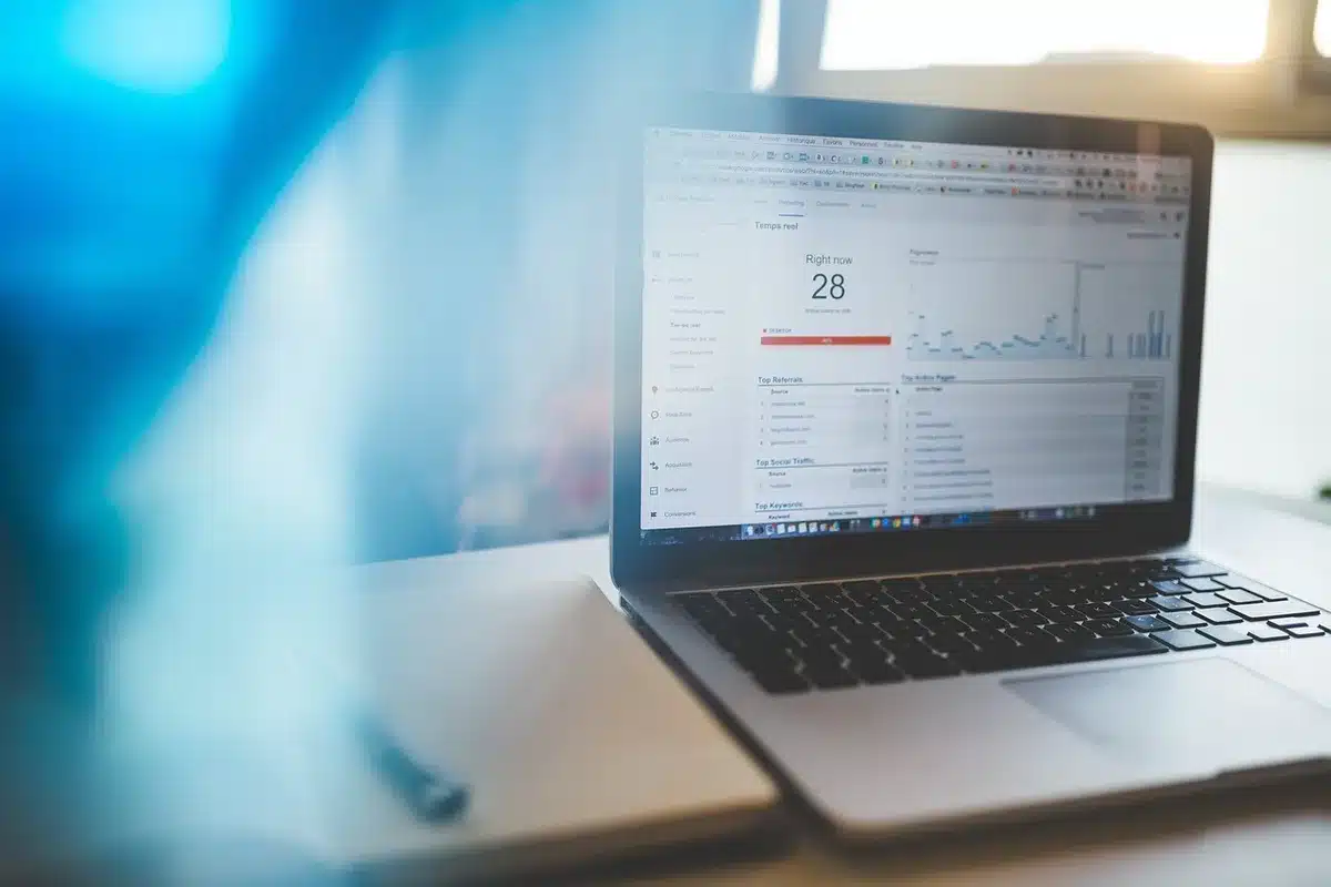 Tableau de bord e‑commerce sur écran d'ordinateur montrant statistiques et intégrations