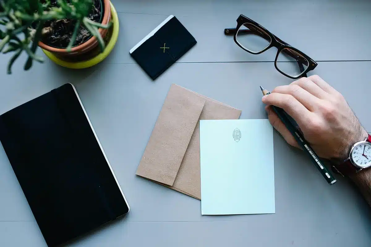Bureau organisé avec documents et checklist de préparation