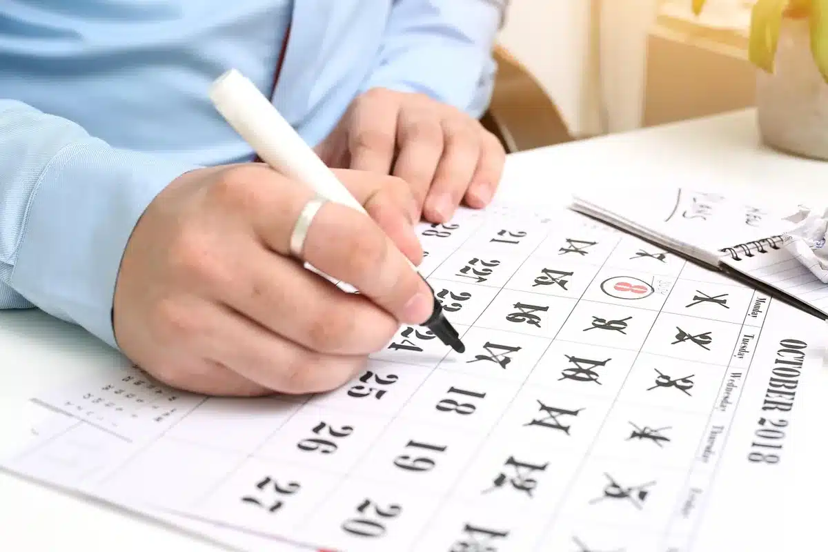 Calendrier et carnet sur un bureau lumineux illustrant gestion de l'agenda