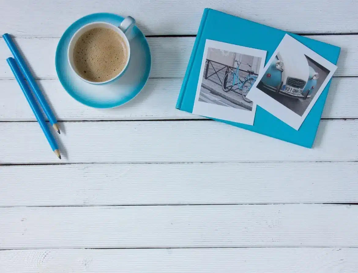 Bureau clair avec documents, photos d'expédition et téléphone illustrant la gestion d'avis vendeurs