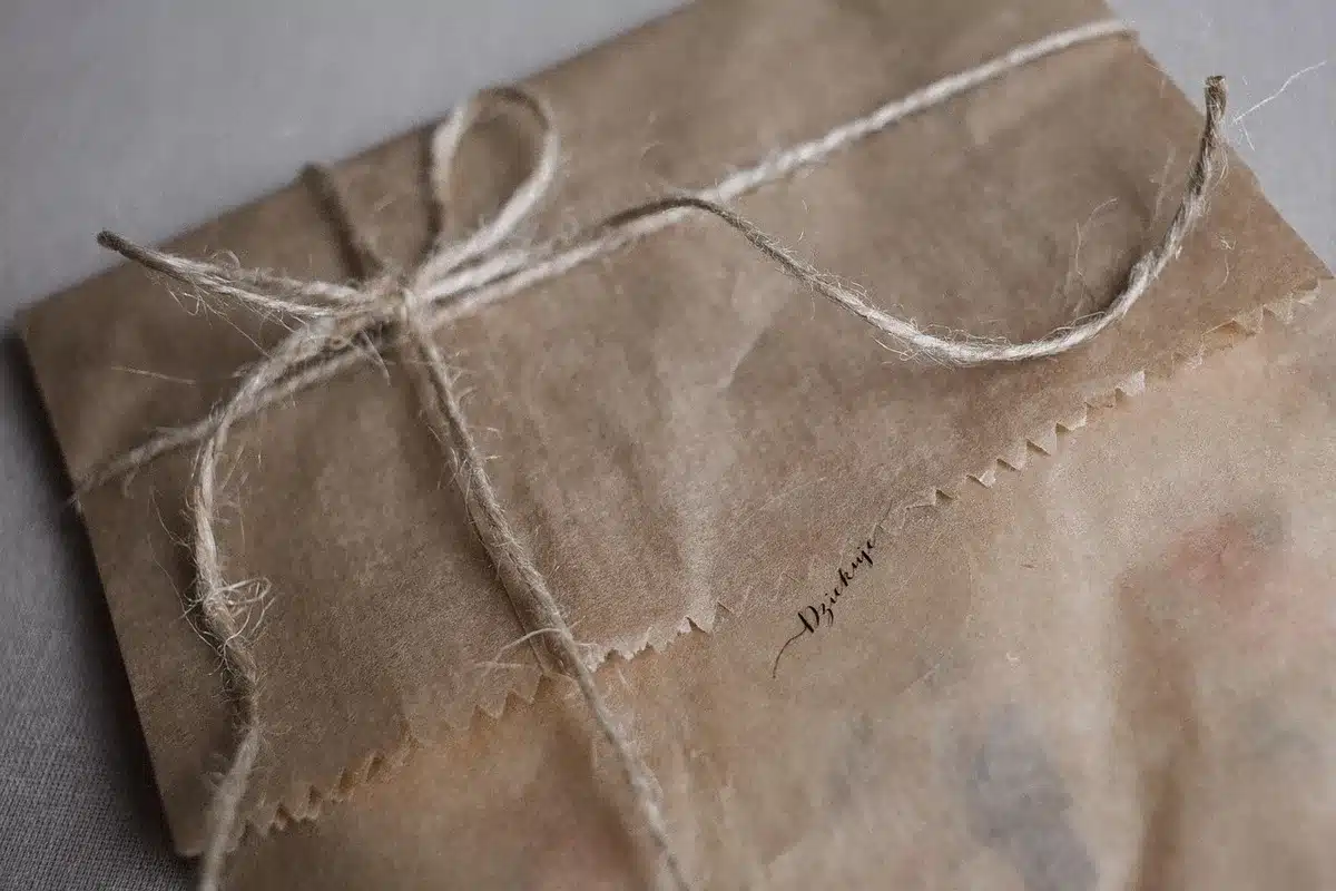 Enveloppe remise en recommandé sur un comptoir, accusé de réception visible