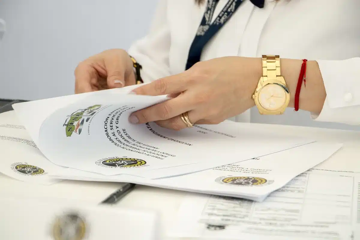 Documents de franchise posés sur une table lors d'une réunion