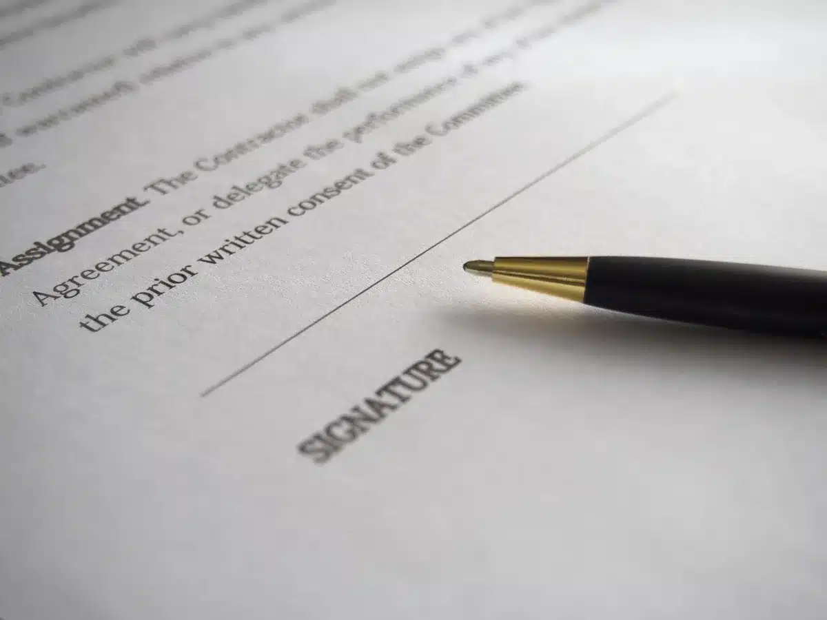 Dossier et clé de voiture sur un bureau, symbolisant immatriculation et usage professionnel