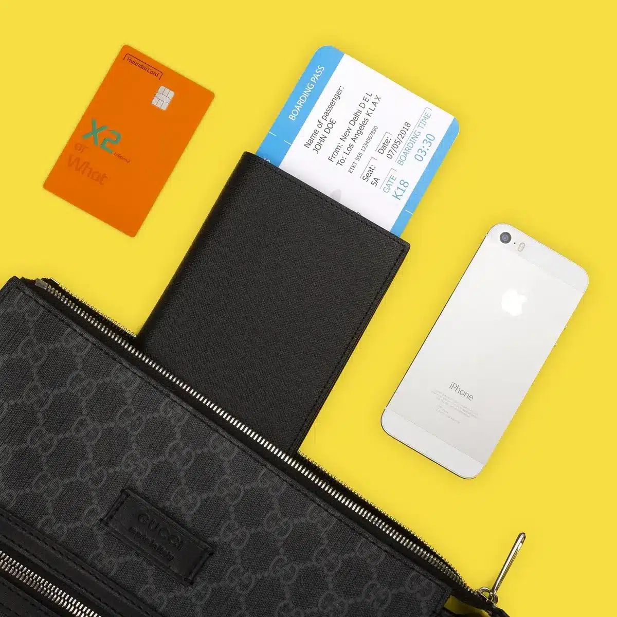 Passeport et billets posés à côté d'un carnet médical et d'une prescription