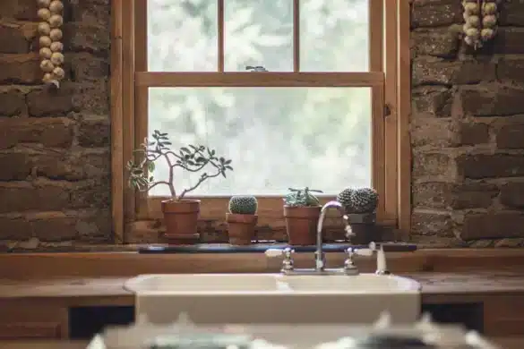 Formulaire d'arrêt maladie et documents sur un bureau près d'une fenêtre en plein jour