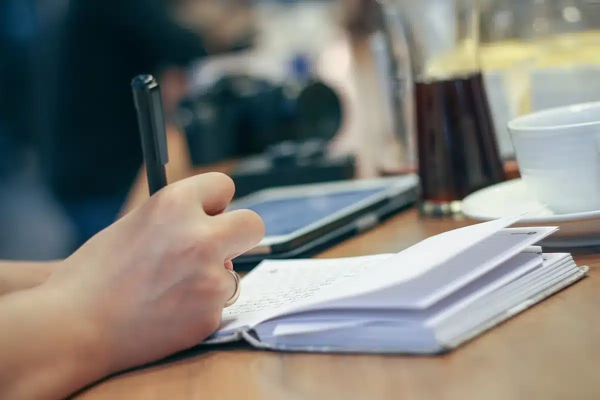 Plan rapproché d'une fiche de paie sur un bureau avec annotations