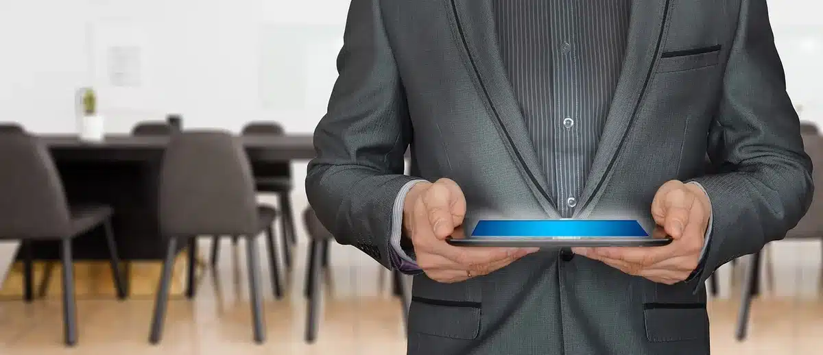 Deux personnes dans un bureau de petite entreprise discutant du rôle du conjoint