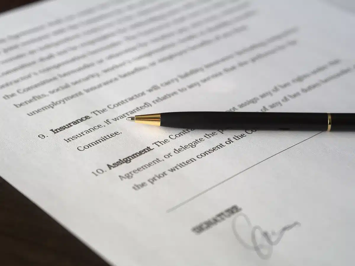 Contrat de location et annexes sur une table près d'une fenêtre