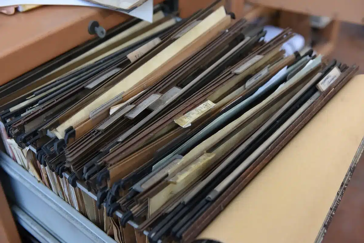 Photos datées et documents rassemblés sur un bureau en plein jour