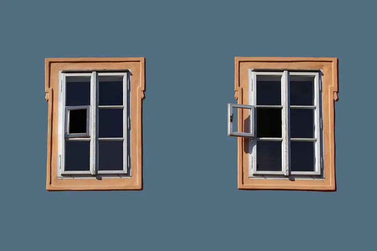Fissure visible sur un mur intérieur lors d'une visite