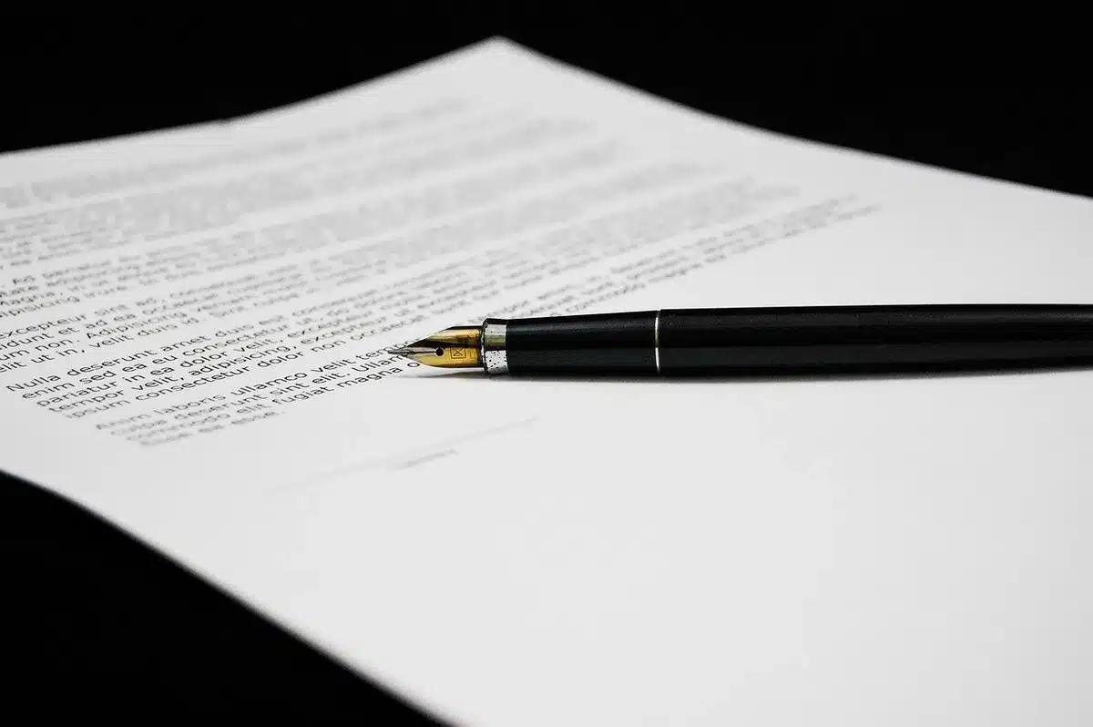 Photos datées et documents rassemblés sur une table pour prouver un vice caché