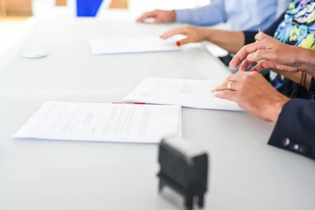 Personne consultant une convention collective sur un ordinateur
