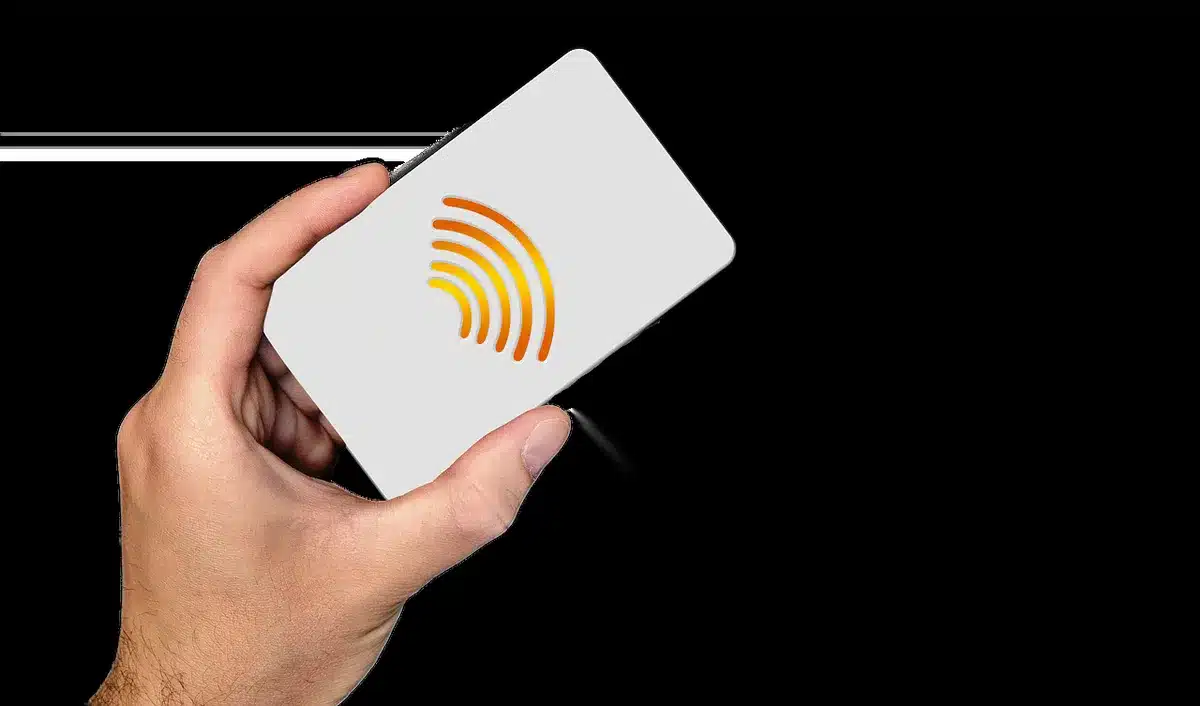 Paiement sans contact avec une carte et un smartphone, illustration de la dématérialisation